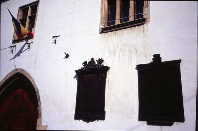 Corvinus födelsehus med minnesplaketter på ungerska och rumänska (samt engelska). Båda ger sin version av den store kunge